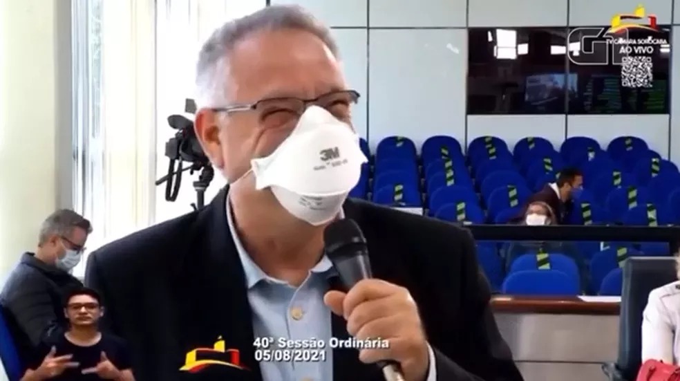 Atrapalhado, vereador lê nota de pesar em aniversário de idosa