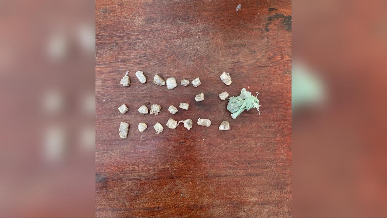 Policiais assustam membro de facção, que confessa venda de drogas
