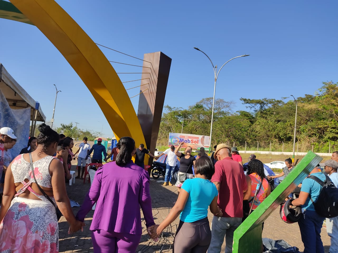 Centenas de moradores decidem acampar em protesto contra Darci Lermen