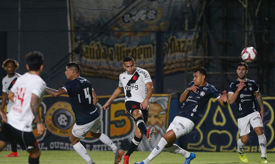 Em sexta-feira 13, Vasco tem noite assustadora, leva baile do Remo e interrompe reação na Série B