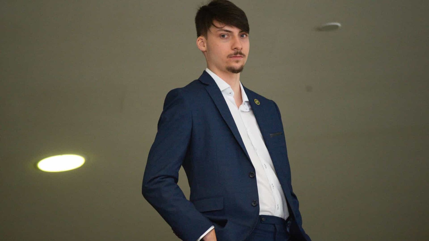 Renan Bolsonaro é convidado para ser Mister Bumbum