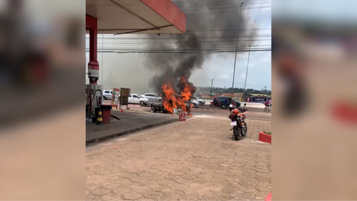 Caminhão rampa pega fogo em posto de combustível na Nova Marabá