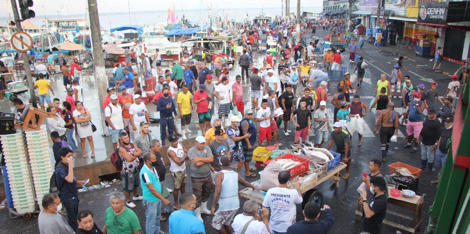Peixeiros protestam por mais informações sobre doença da urina preta