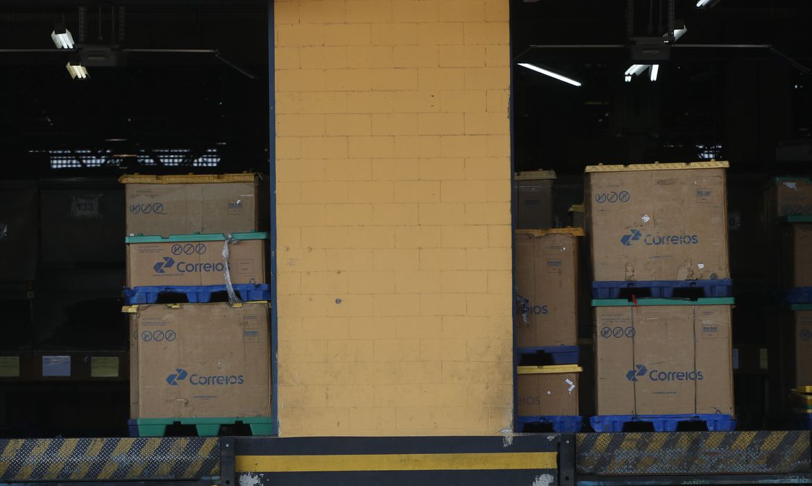 Leilão dos Correios inclui eletrônicos, livros e roupas; veja como participar