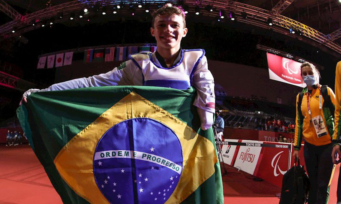 Nathan Torquato é 1º campeão de parataekwondo da história