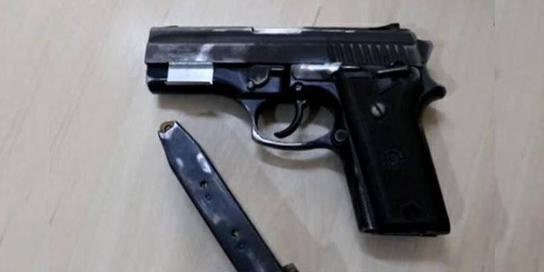 Mulher é acordada e presa após encontrar arma de policial em bar