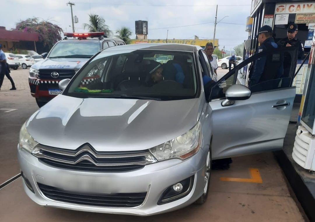 Motorista preso com carro restrito é liberado após pagar fiança