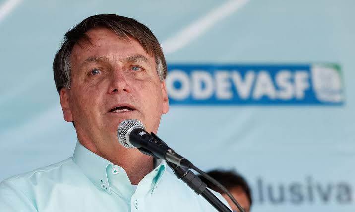 Bolsonaro: “Vale a pena ser presidente, não tem comunista na minha cadeira”
