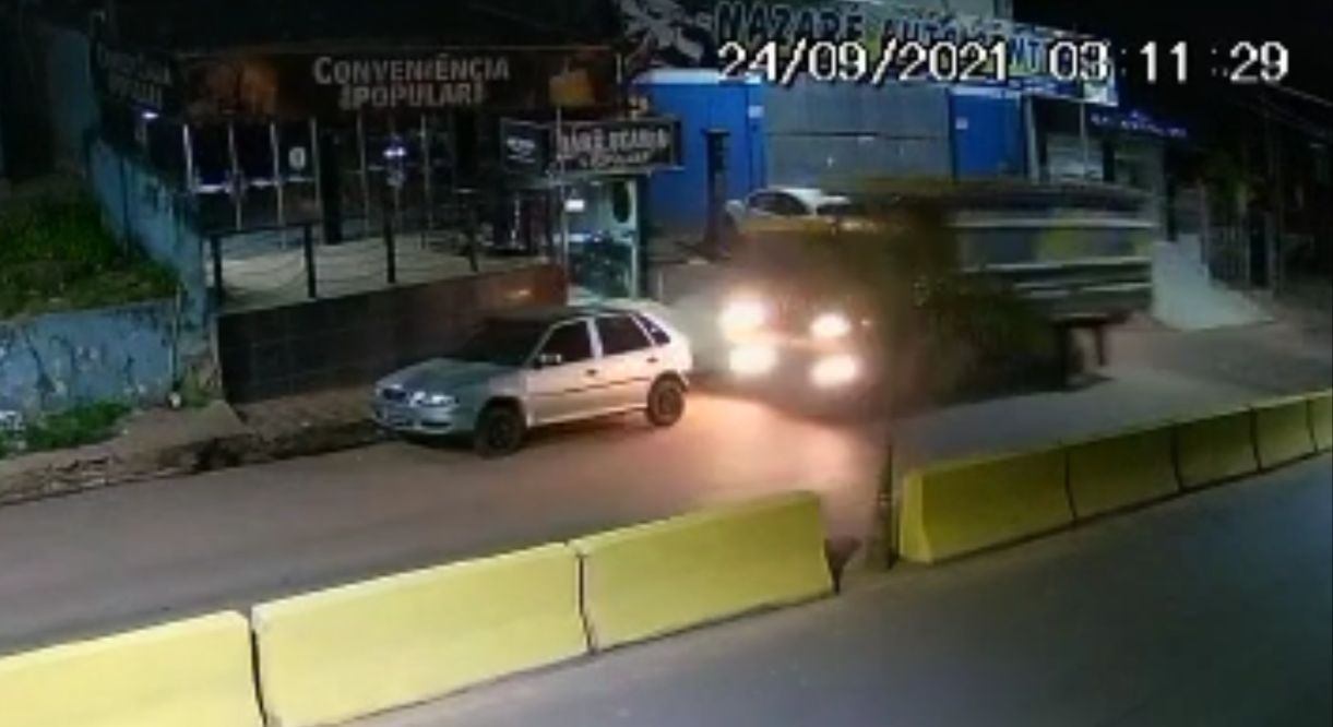 Caminhoneiro embriagado é preso ao bater em carro na BR-230; assista