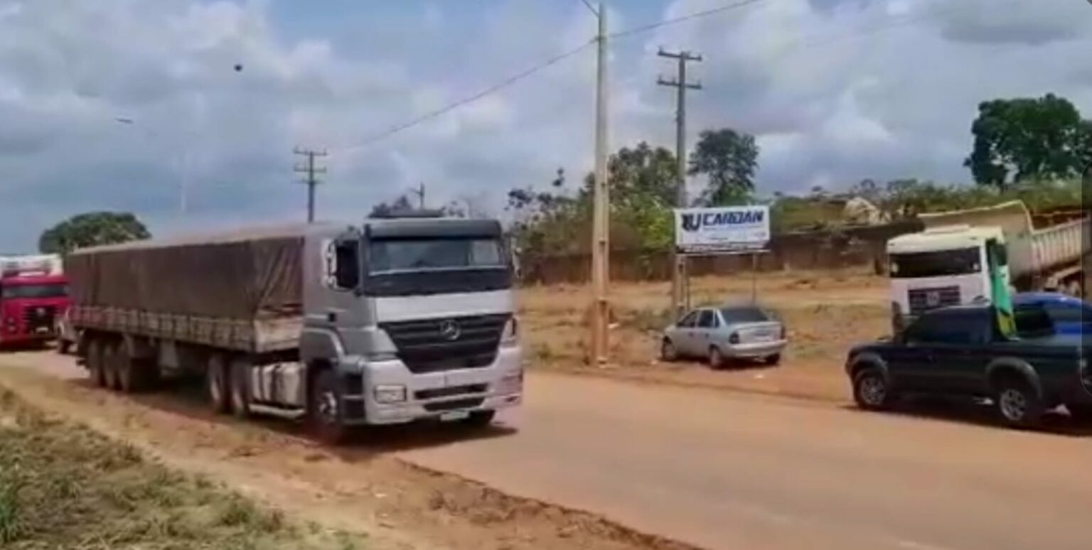 Caminhoneiros bolsonaristas interditam BR-230 em Marabá