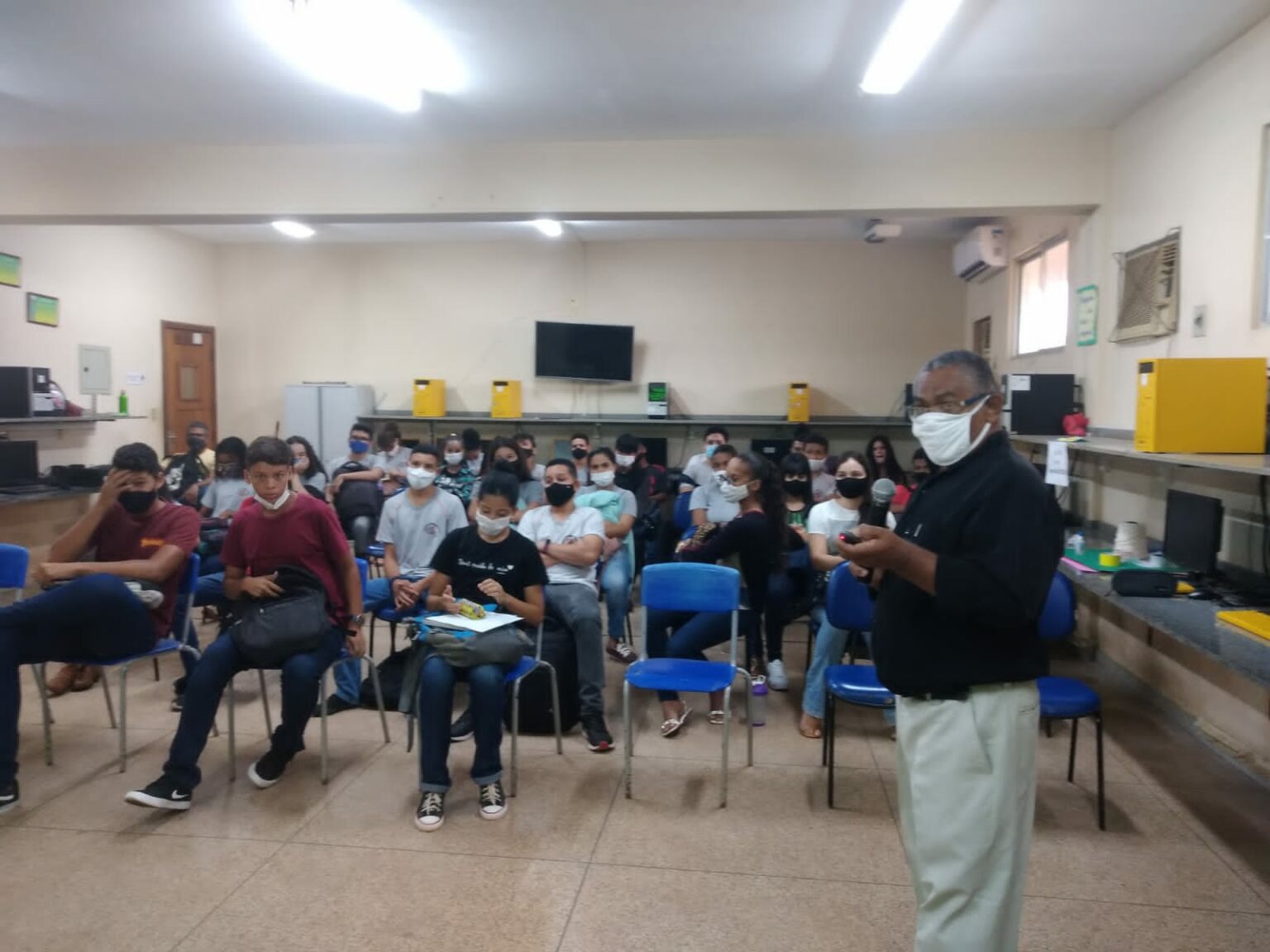 Escola Geraldo Veloso recebe palestra sobre bullying e oficina de teatro