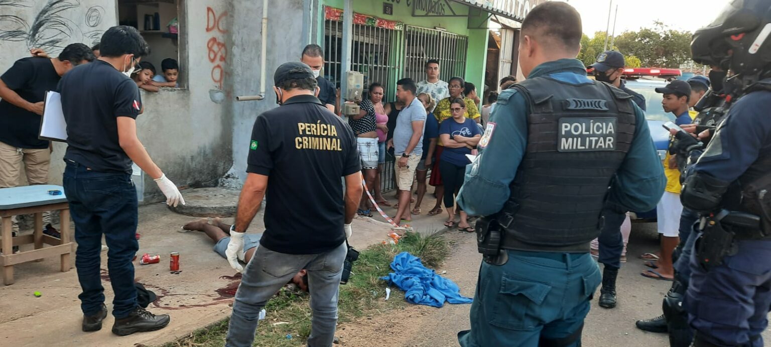 Dupla em moto executa jovem na calçada de casa em Parauapebas