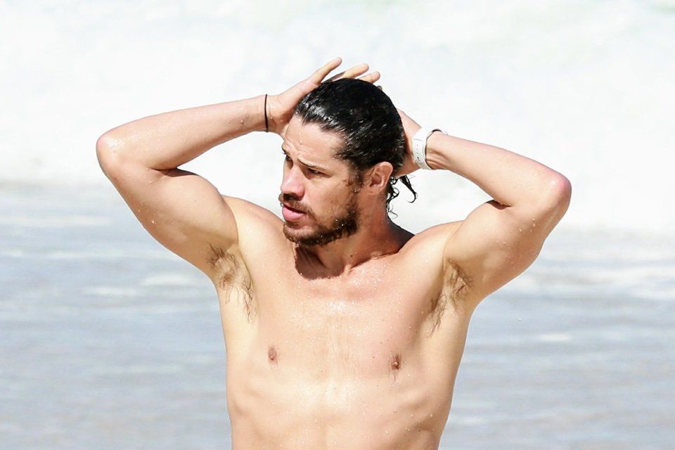 José Loreto posa completamente nu em cachoeira e deixa bumbum à mostra