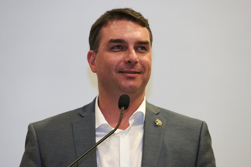 Defesa de Flávio pede ao STF para extinguir processo que julgaria foro privilegiado