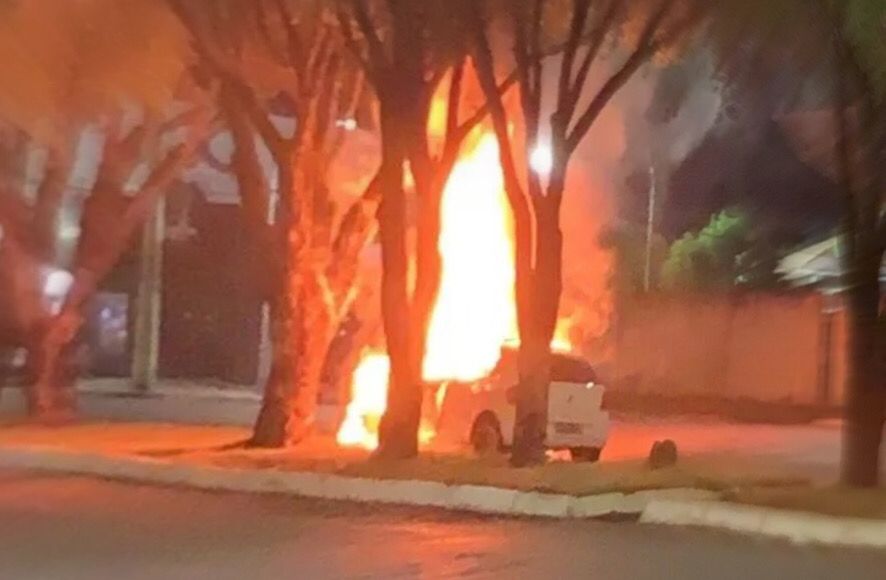 Carro bate em moto, pega fogo e mata agente patrimonial no sul do Pará
