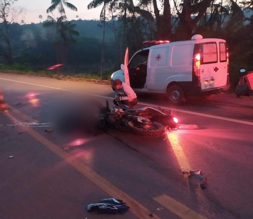 Motociclista morre em acidente com caminhão baú na BR-230