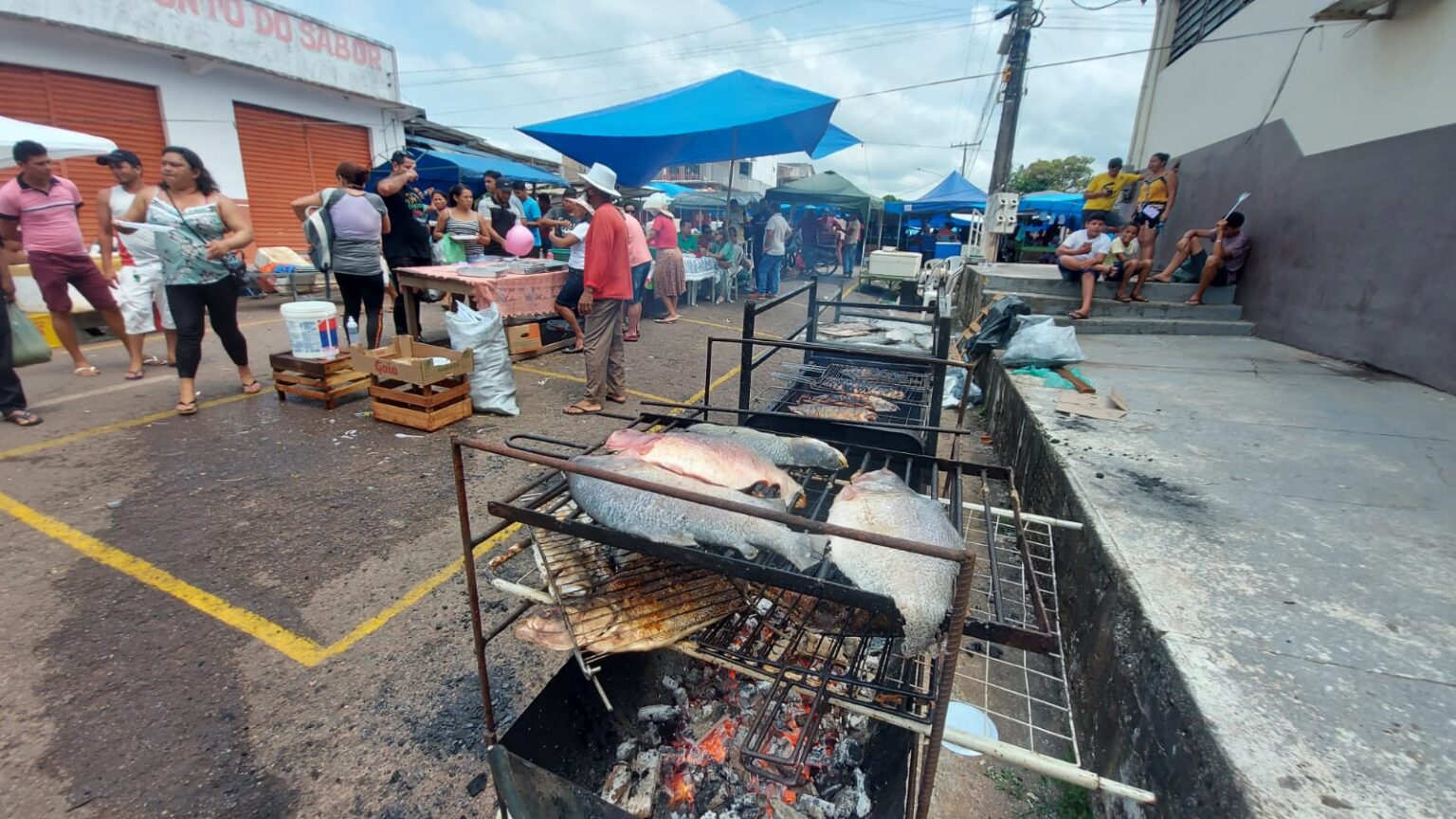 Vendedores doam peixe assado em Itaituba