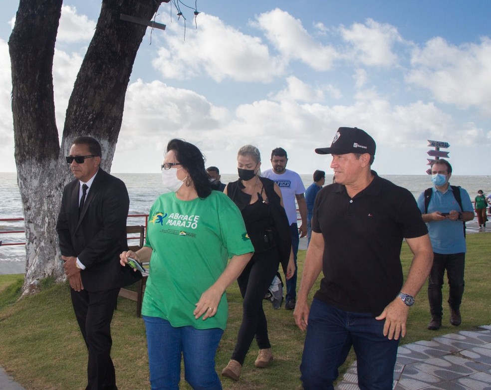 Deputados aprovam título honorífico à ministra Damares Alves