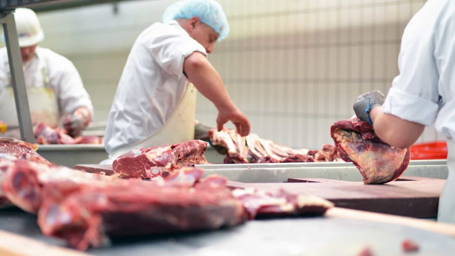 Carnes estão 30,8% mais caras em um ano; gasolina sobe 39,1% e álcool 62,3%