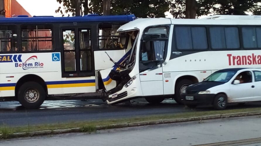 Motorista fica preso às ferragens após colidir com outro ônibus no Pará