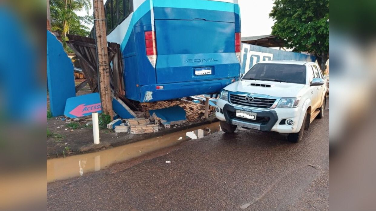 Mecânico derruba muro ao manobrar ônibus em oficina no sudoeste do Pará