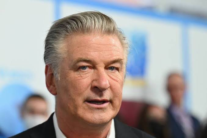 Alec Baldwin dispara em set de filmagem e diretora de fotografia morre