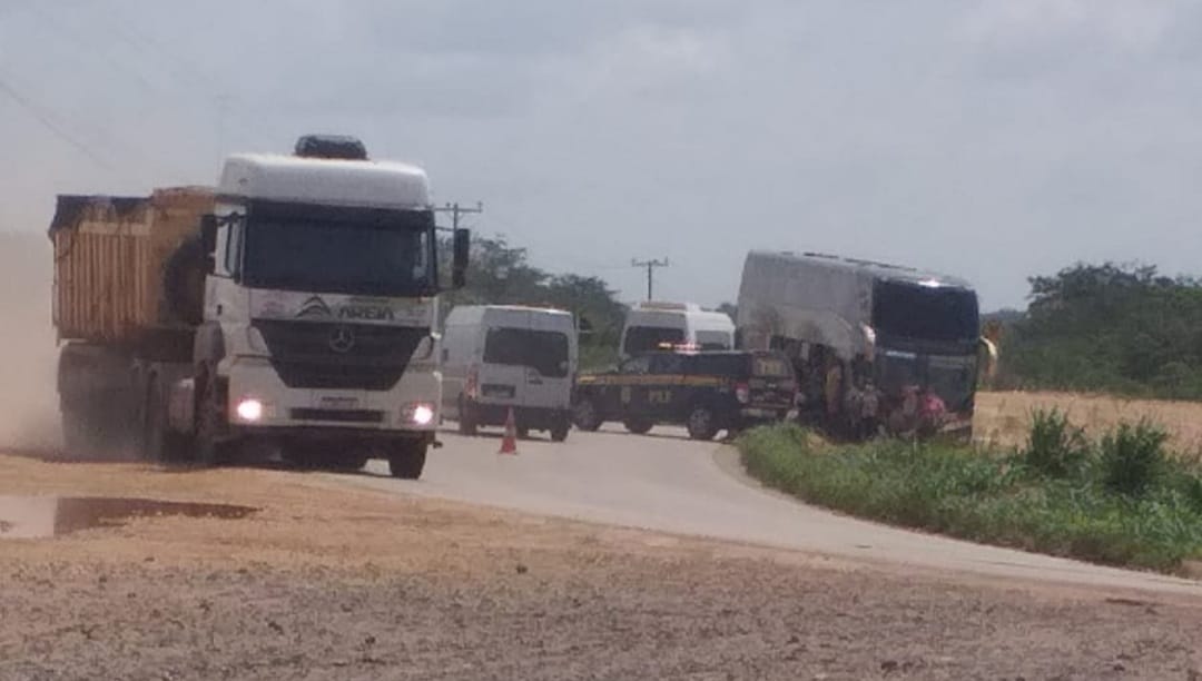 Motorista invade rodovia com carro e morre ao ser atingido por ônibus