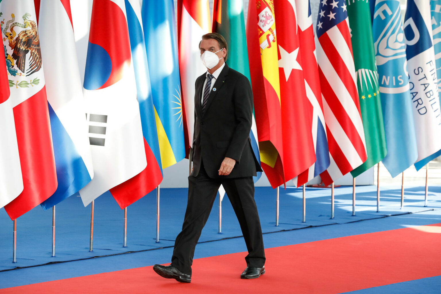 Sem atenção de líderes mundiais, Bolsonaro fica isolado no G20