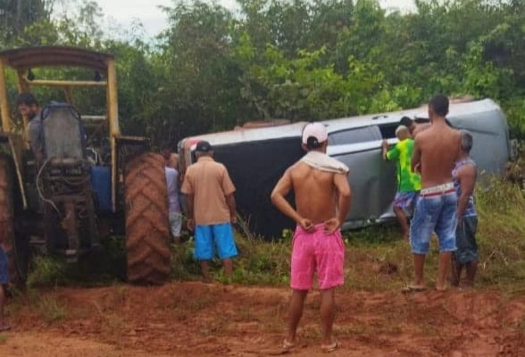 Motorista perde controle e caminhonete capota no nordeste do Pará