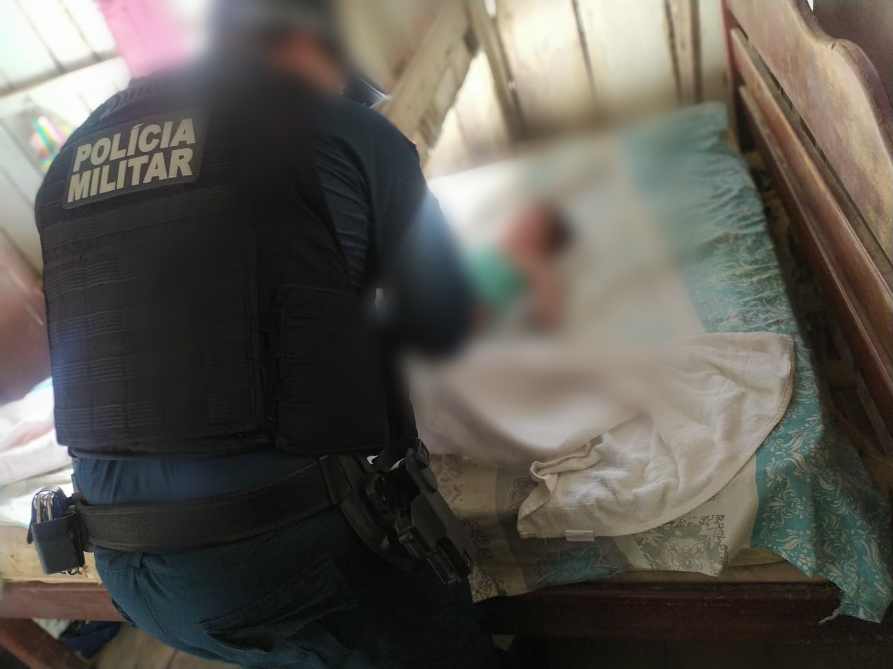Mãe é presa por abandonar bebê de oito meses trancado em casa