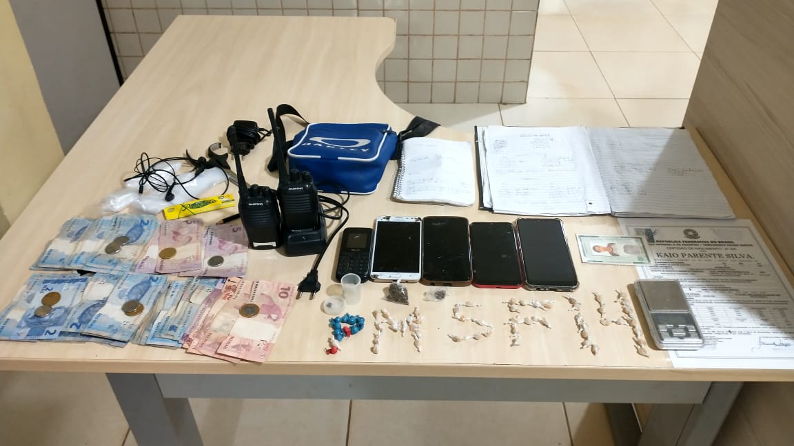 Largada por marido, mulher é presa com drogas escondidas em vaso sanitário