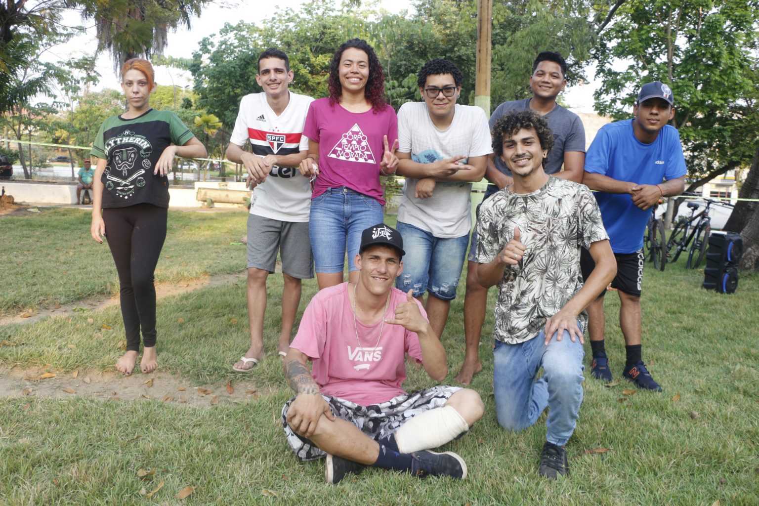 Slackline chama atenção por manobras dos praticantes na praça da Folha 16