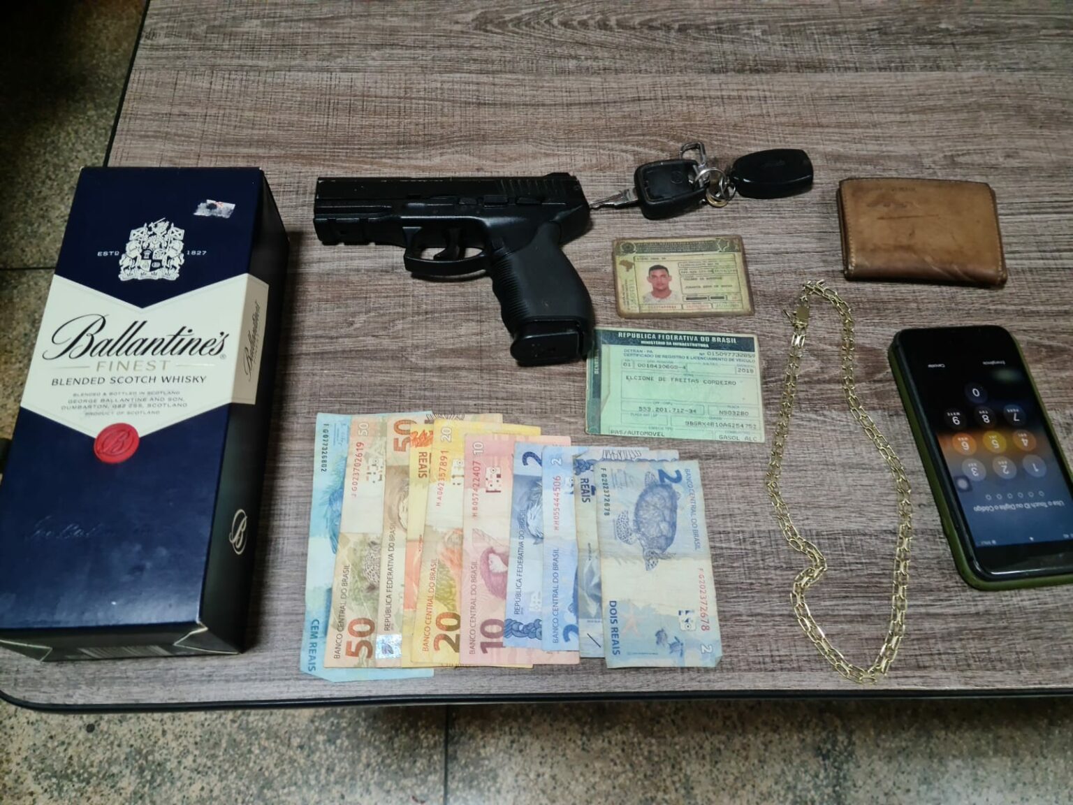Suspeito é preso ao ameaçar pessoas com arma de brinquedo em bar