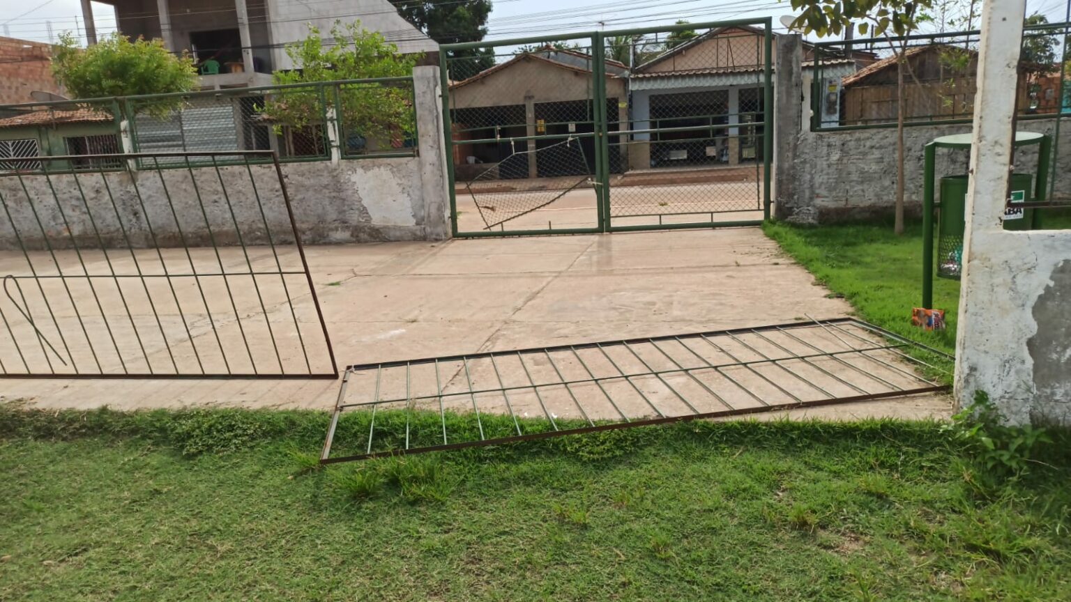 Vândalos destroem campo do Parque São Jorge no Novo Planalto