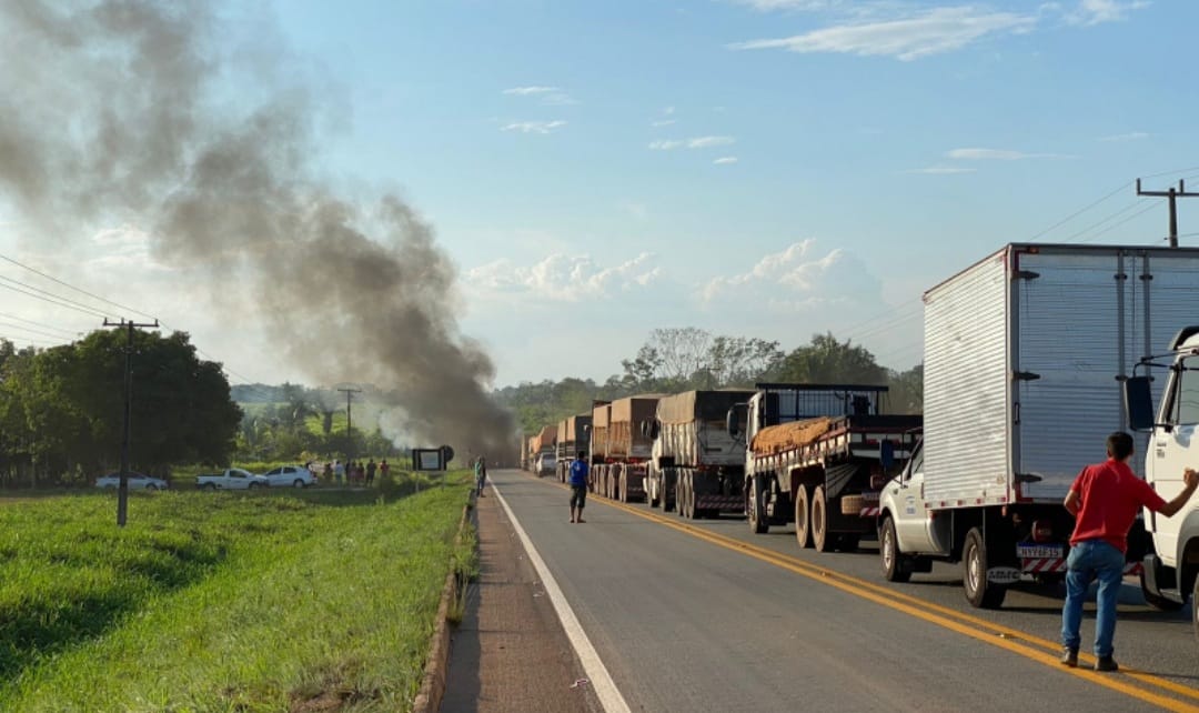 Manifestantes interditam BR-230 em protesto contra empresa de energia