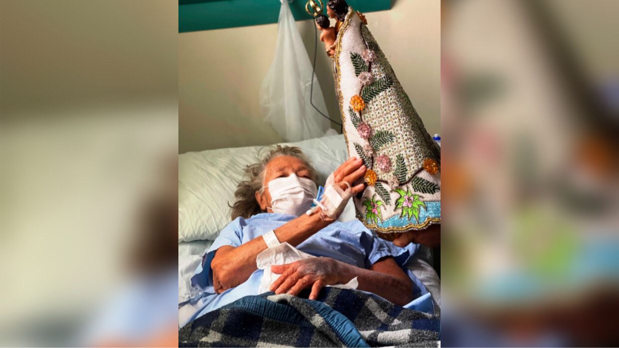 Paciente idosa se emociona com visita da imagem peregrina no Regional de Marabá