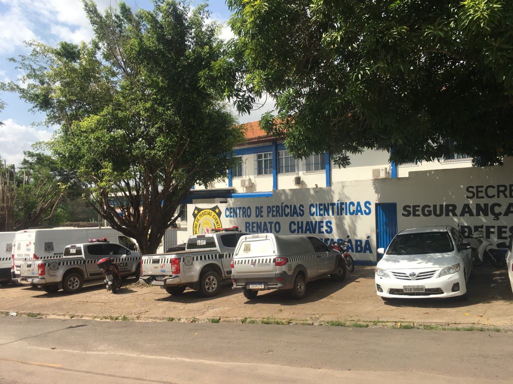 Mulher encontra pai dos filhos dela morto em banheiro no Bairro Liberdade