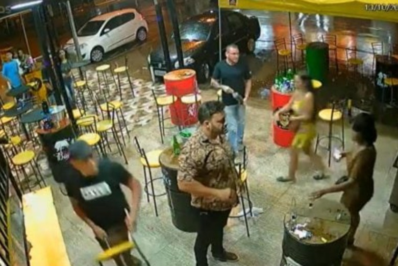 Ex-policial provoca briga e atira contra pessoas em bar