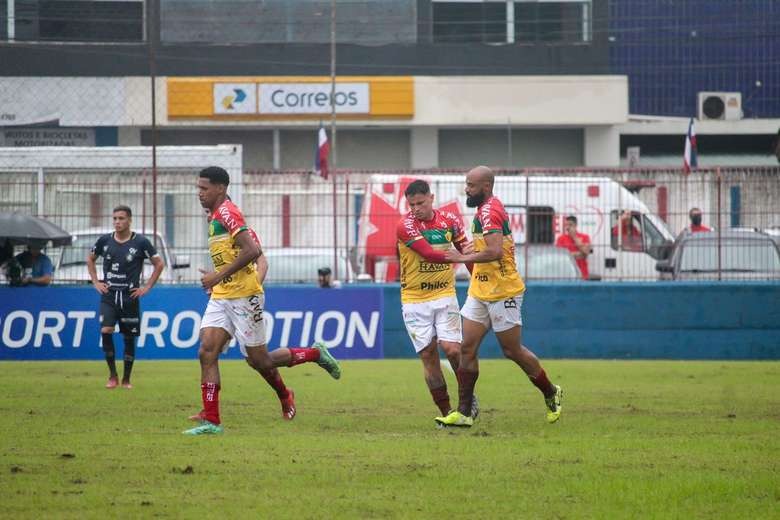 Remo leva a virada em três minutos e perde por 3 a 1 para o Brusque