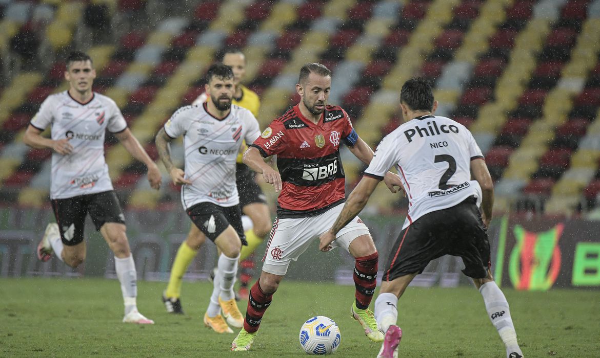 Flamengo faz três gols no 1º tempo e vence Athletico-PR no Maracanã