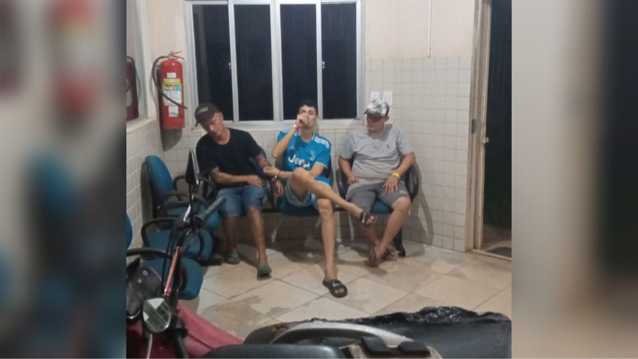 Após fim de namoro, jovem chama amigos para atirar contra casa de ex