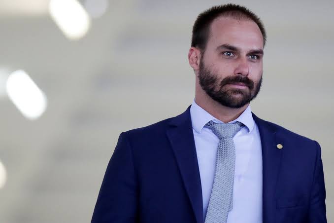 Eduardo Bolsonaro questiona Luciano Huck por não usar linguagem neutra
