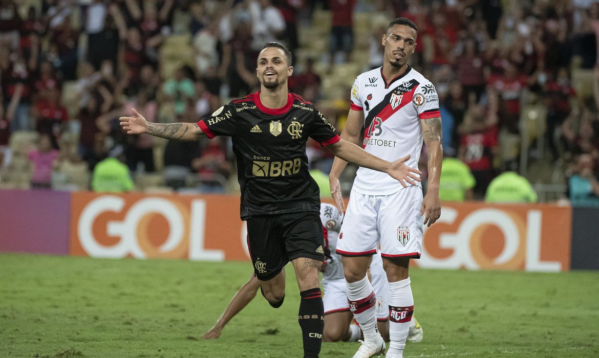 Flamengo vence Atlético-GO e segue na caça ao Galo