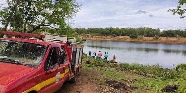 Tentando fugir de abelhas, homem pula em lago e morre atacado por piranhas