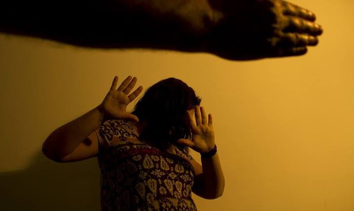 Homem dá tapa em mulher durante bebedeira, e casal é levado para a delegacia