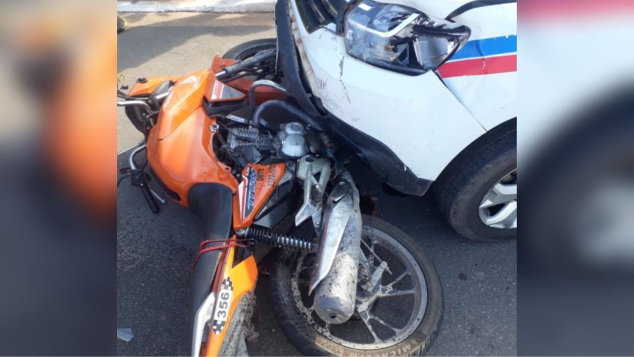 Colisão em cruzamento deixa mototaxista em estado grave