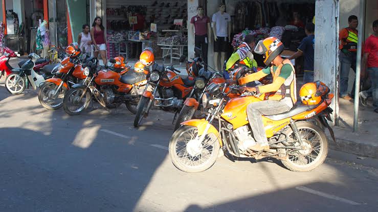 Mototaxista luta com assaltante após ter capacete roubado na Folha 26