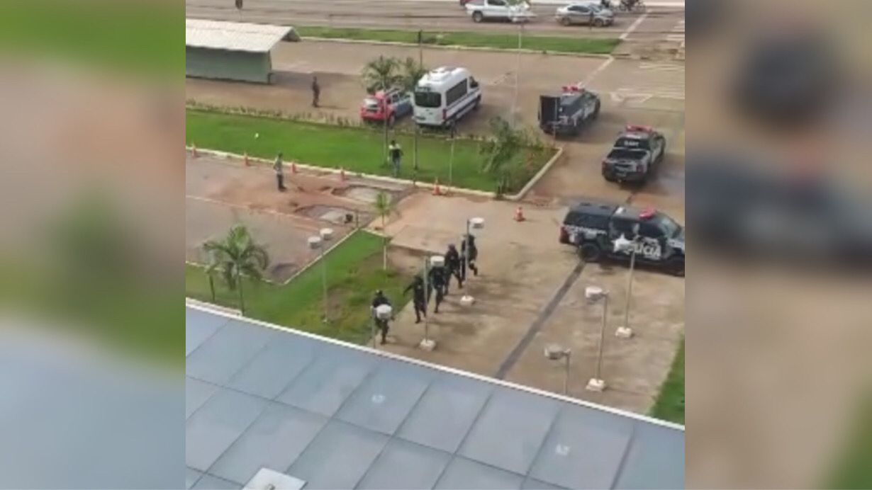 42 policiais participam de simulação de assalto com refém em shopping
