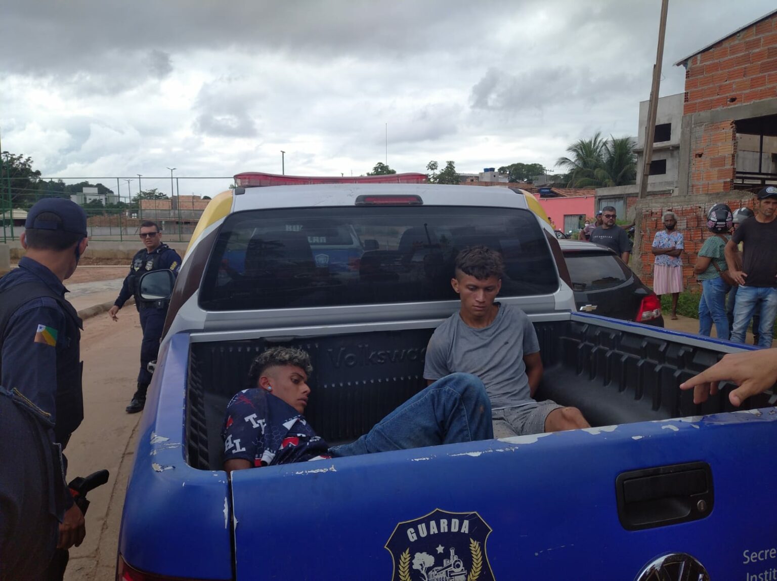 Jovens assaltam frutaria, mas acabam amarrados em Parauapebas; assista