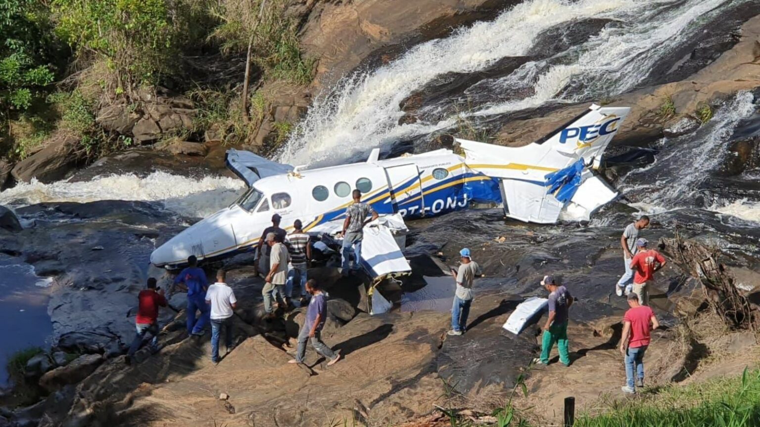 Avião com cantora Marília Mendonça cai em Minas Gerais